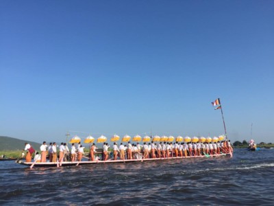 A boat of 100 Intha rowers at the Phaung Daw Oo Pagoda Festival procession on Inle Lake. Myanmar festivals. 