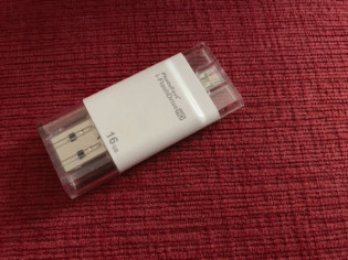 16gb iFlash drive for iPhone, iPad and computers