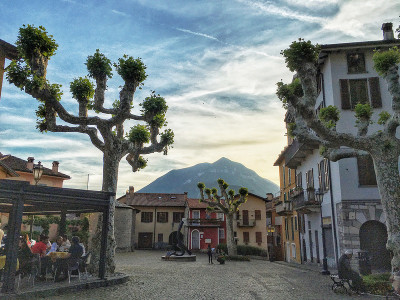 piazza san giorgia varenna italy